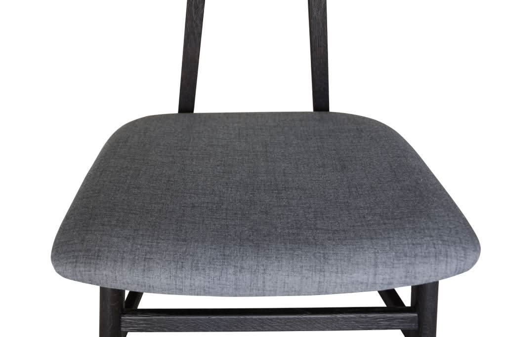 MEDRANO oak extension dining table with black fabric seat chairs, 6-piece set, in a modern dining room setting.