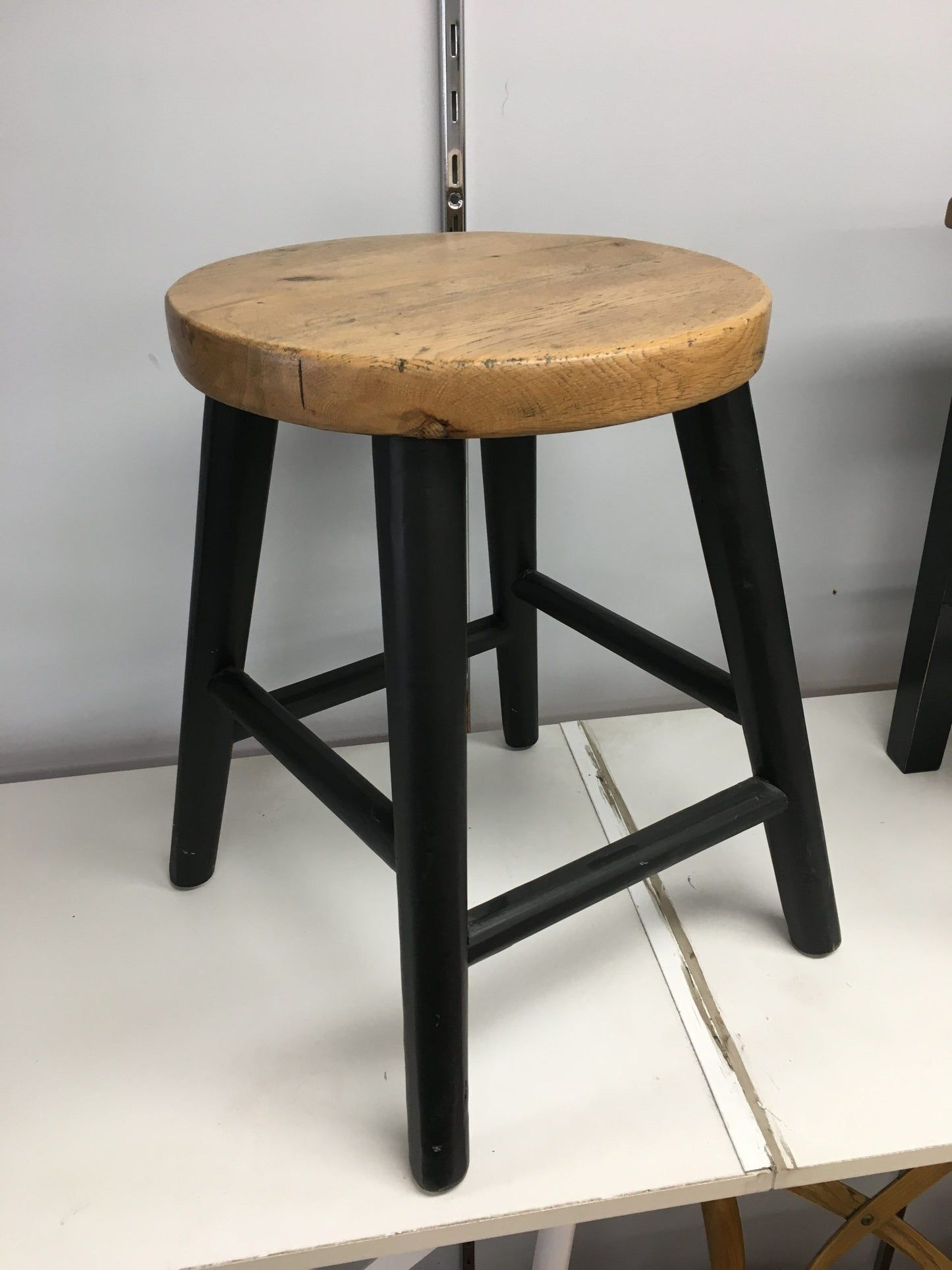 FITAN SOLID OAKSTOOL NATURAL TOP/BLACK LEGS HEIGHT 45CM - MyChocolateWood