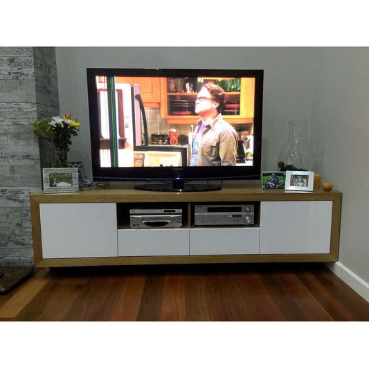 LARA TASSIE OAK WALL MOUNTED TV/ENTERTAINMENT UNIT