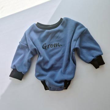 Blue children's sweatshirt with 'Grom' text on a white background