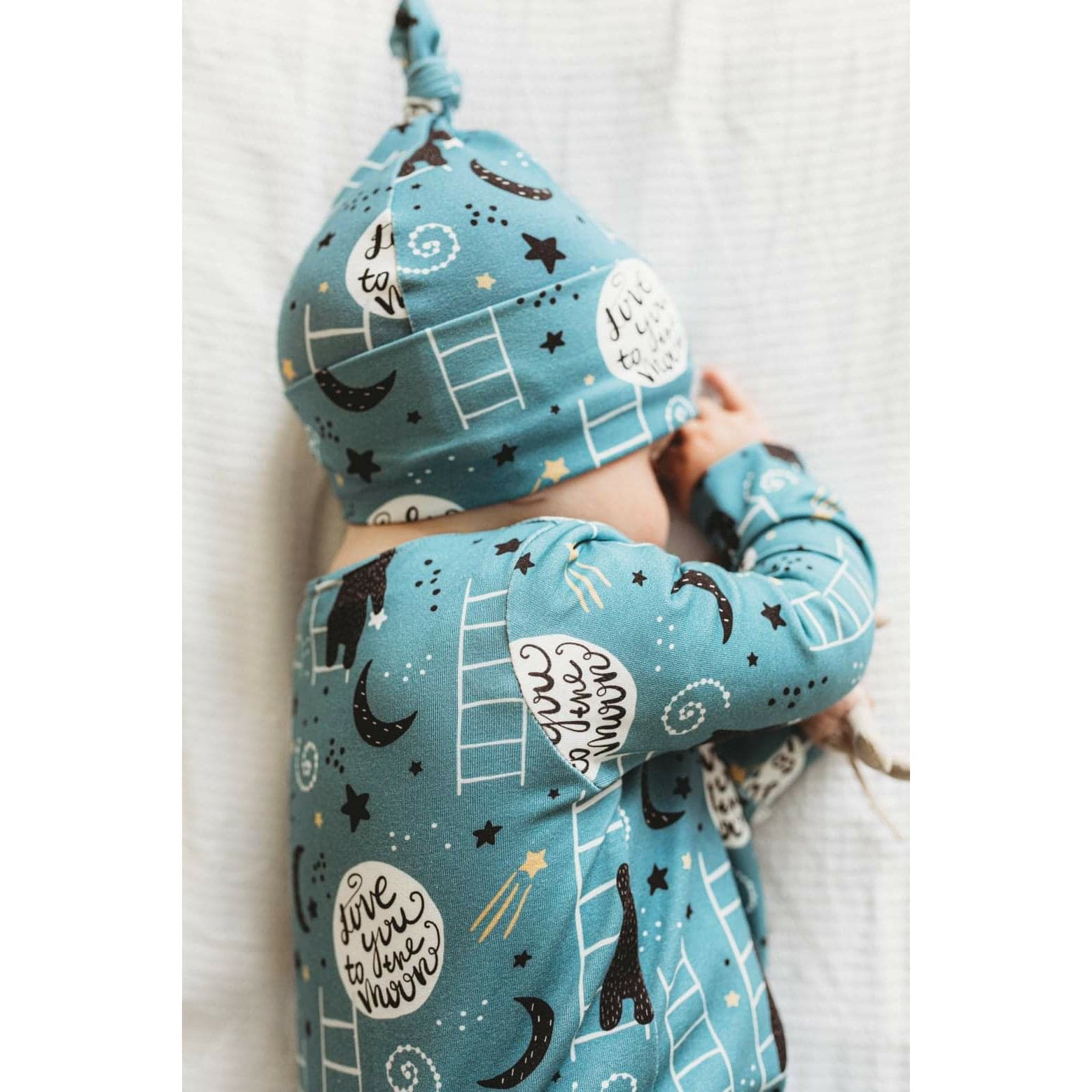 Unisex baby romper with matching hat