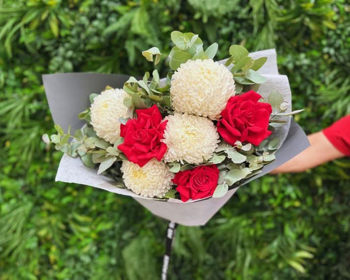 Reflection Flower Bouquet