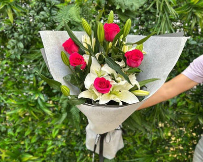 fragrant white lilies and pink roses flower bouquet
