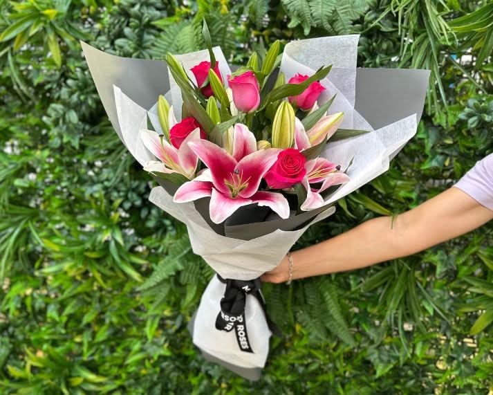 Fragrant pink lilies & pink roses