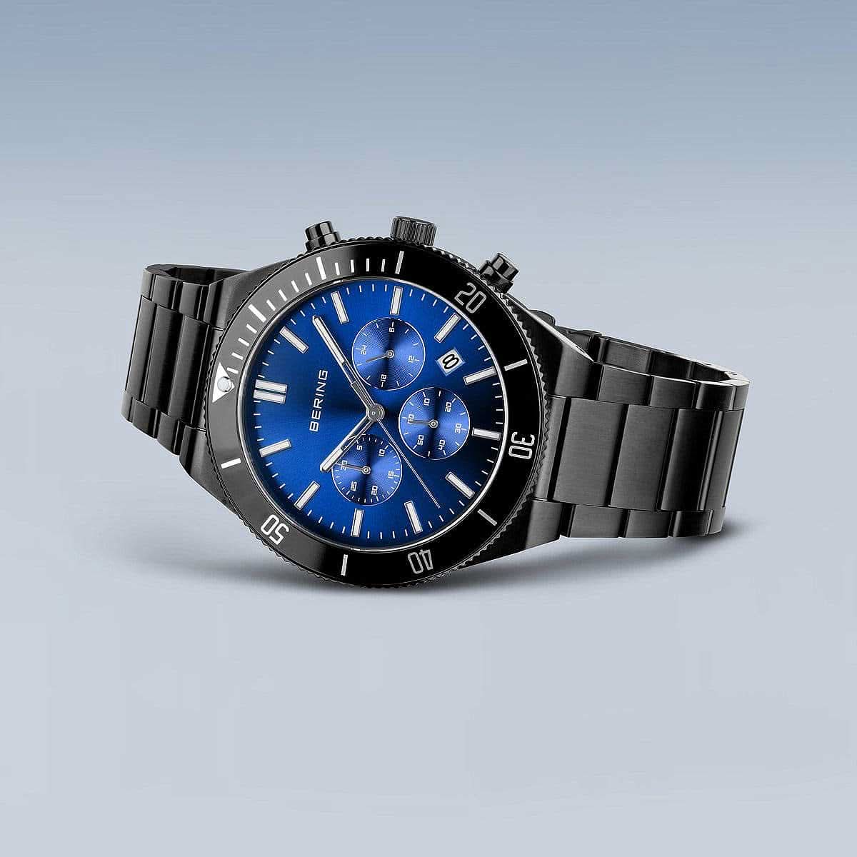 Bering Classic 15043-727 Men's Watch • Scratch-resistant sapphire crystal • Blue sunray dial