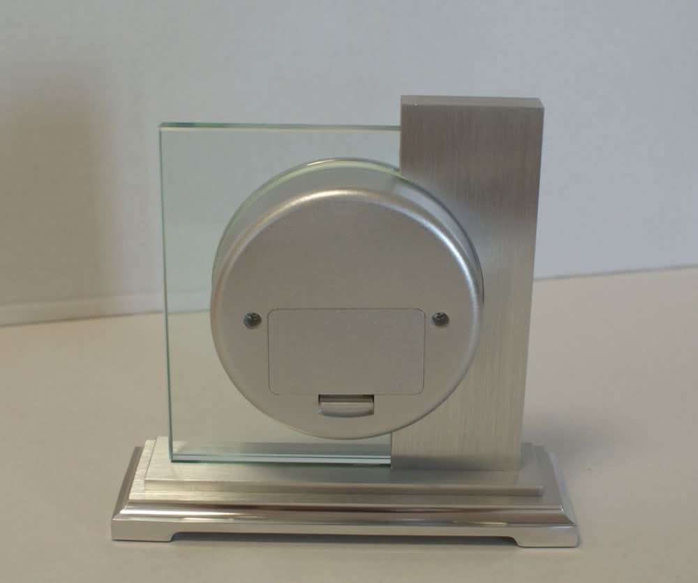 AMS Tischuhr 16x17x6 cm Metall • Modernes Funkwerk • Elegantes Design
