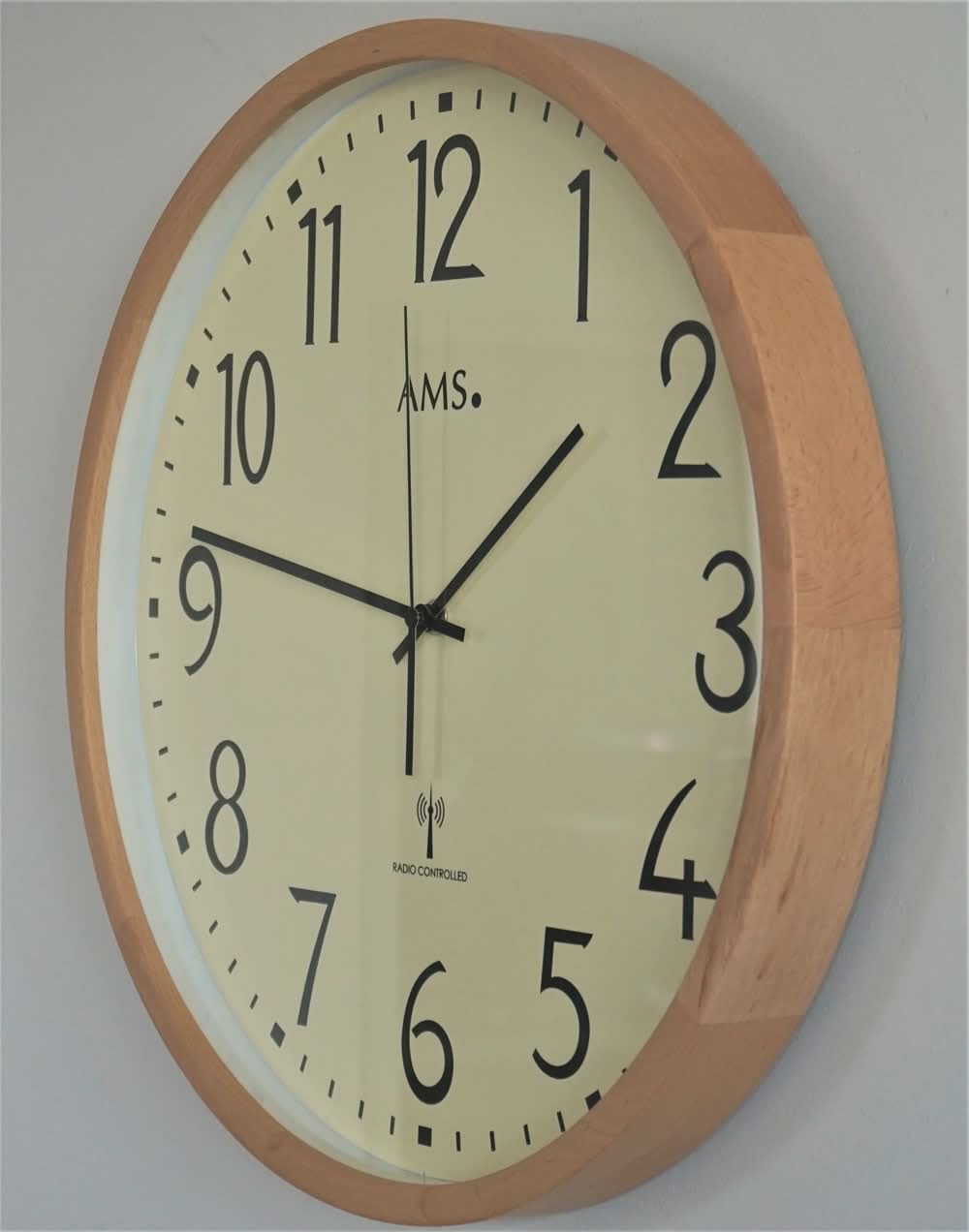 AMS Wanduhr 40 cm Ø Holz • Funkgesteuert • Made in Germany