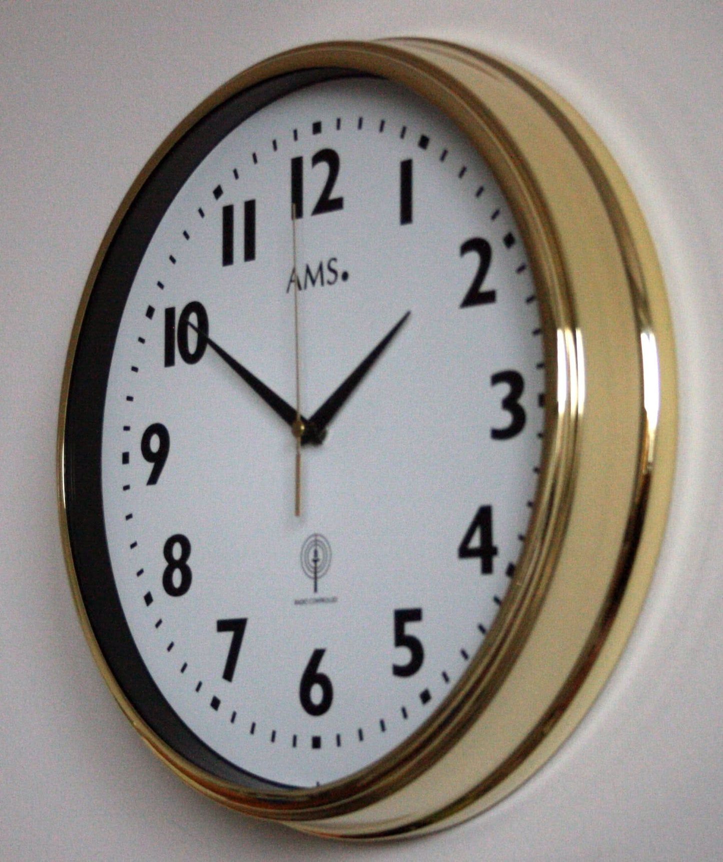 AMS Wanduhr 32x32x5 cm Messing • Funkgesteuert für Präzision • Elegantes Messinggehäuse