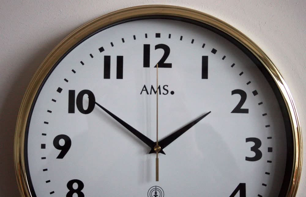 AMS Wanduhr 32x32x5 cm Messing • Funkgesteuert für Präzision • Elegantes Messinggehäuse