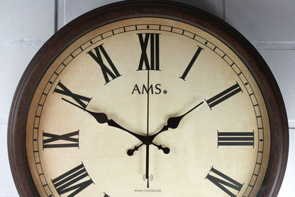 AMS Wanduhr 42x42x8 cm Metall • Geräuschloses Funkwerk • Römische Ziffern