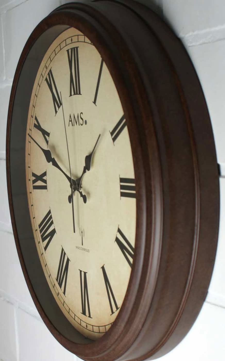 AMS Wanduhr 42x42x8 cm Metall • Geräuschloses Funkwerk • Römische Ziffern