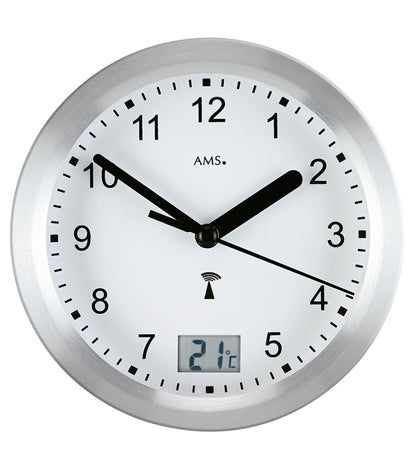 Horloge murale argentée avec affichage radio, cadran noir et aiguilles