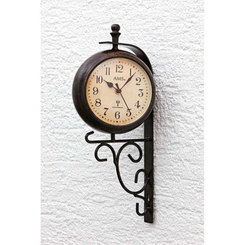 Horloge murale radio-pilotée marron avec boîtier rond en métal et cadran à aiguilles