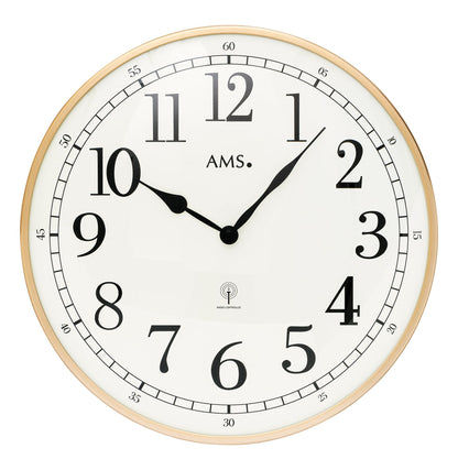 Horloge murale avec cadre en laiton, cadran blanc et chiffres ainsi que aiguilles noirs