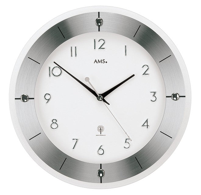 Horloge murale avec boîtier argenté, cadran blanc et aiguilles noires