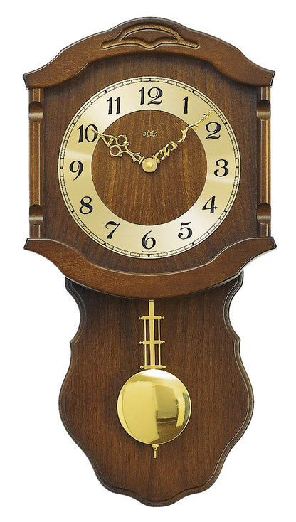 Horloge murale couleur noyer avec cadran ouvert et pendule dorée