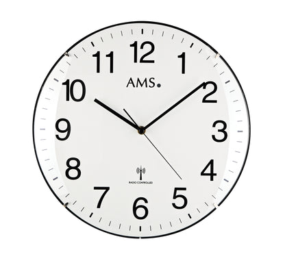 Radio-horloge murale avec cadran blanc, aiguilles noires et logo AMS