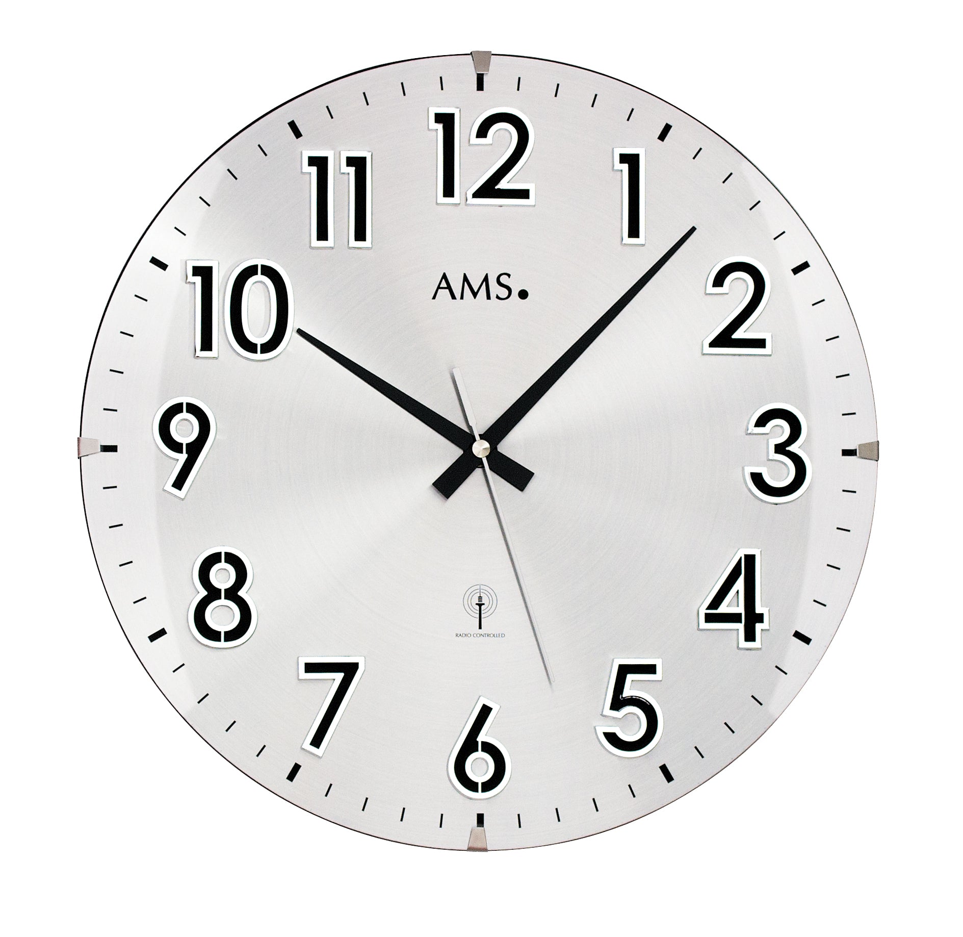 Horloge murale argentée avec verre bombé, aiguilles noires et grands chiffres arabes