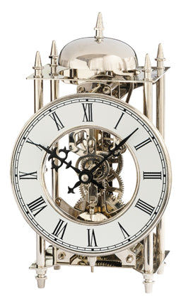 Horloge de table argentée avec cadran rond, chiffres romains et mouvement squelette, dôme en verre