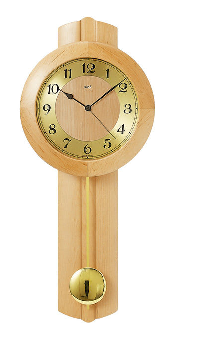 Horloge murale en bois clair avec cadran rond, chiffres arabes et aiguilles analogiques