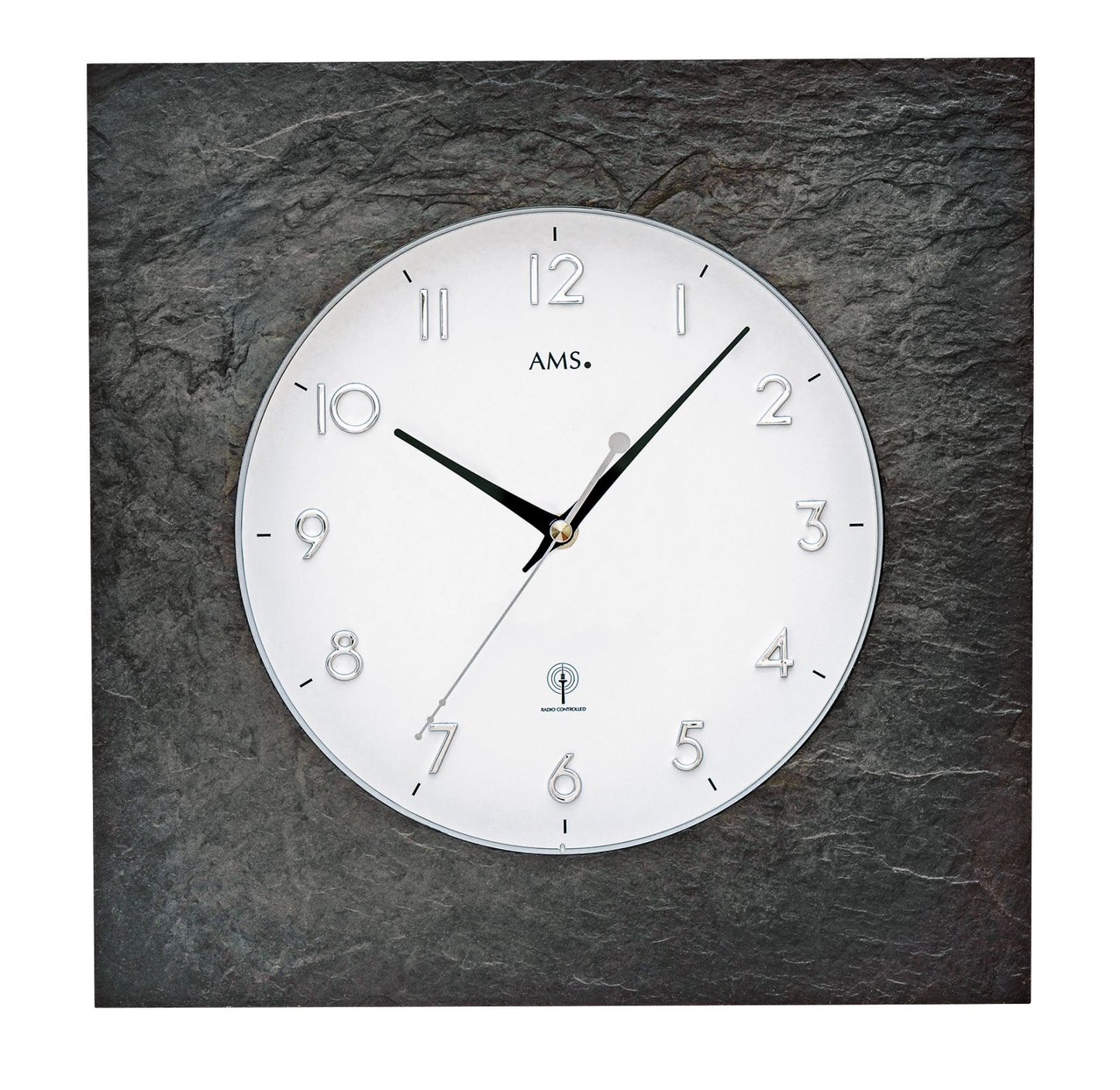 Radio-réveil mural AMS avec cadran rond blanc, jeu d'aiguilles noir et aspect gris ardoise