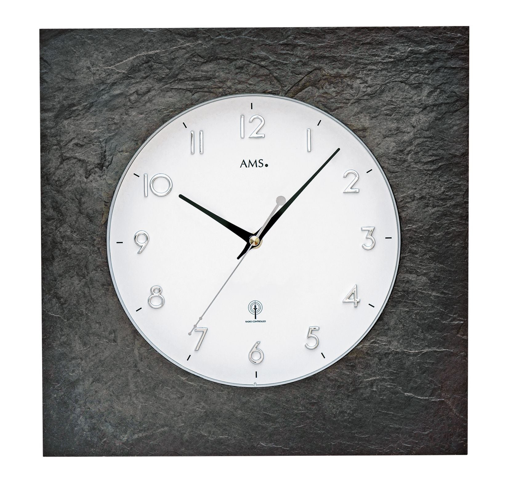 Radio-réveil mural AMS avec cadran rond blanc, jeu d'aiguilles noir et aspect gris ardoise