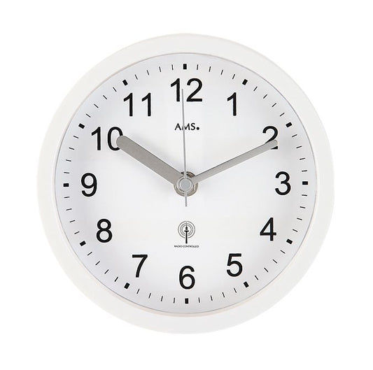 Horloge murale sans fil blanche avec cadran noir, aiguilles et façade en verre