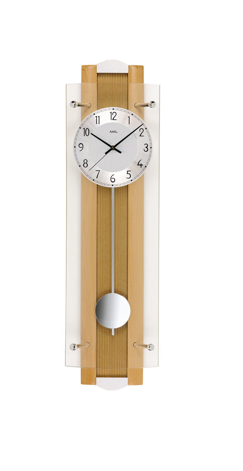 Horloge murale avec mouvement à pendule : cadre rectangulaire en bois clair, cadran analogique avec aiguilles.