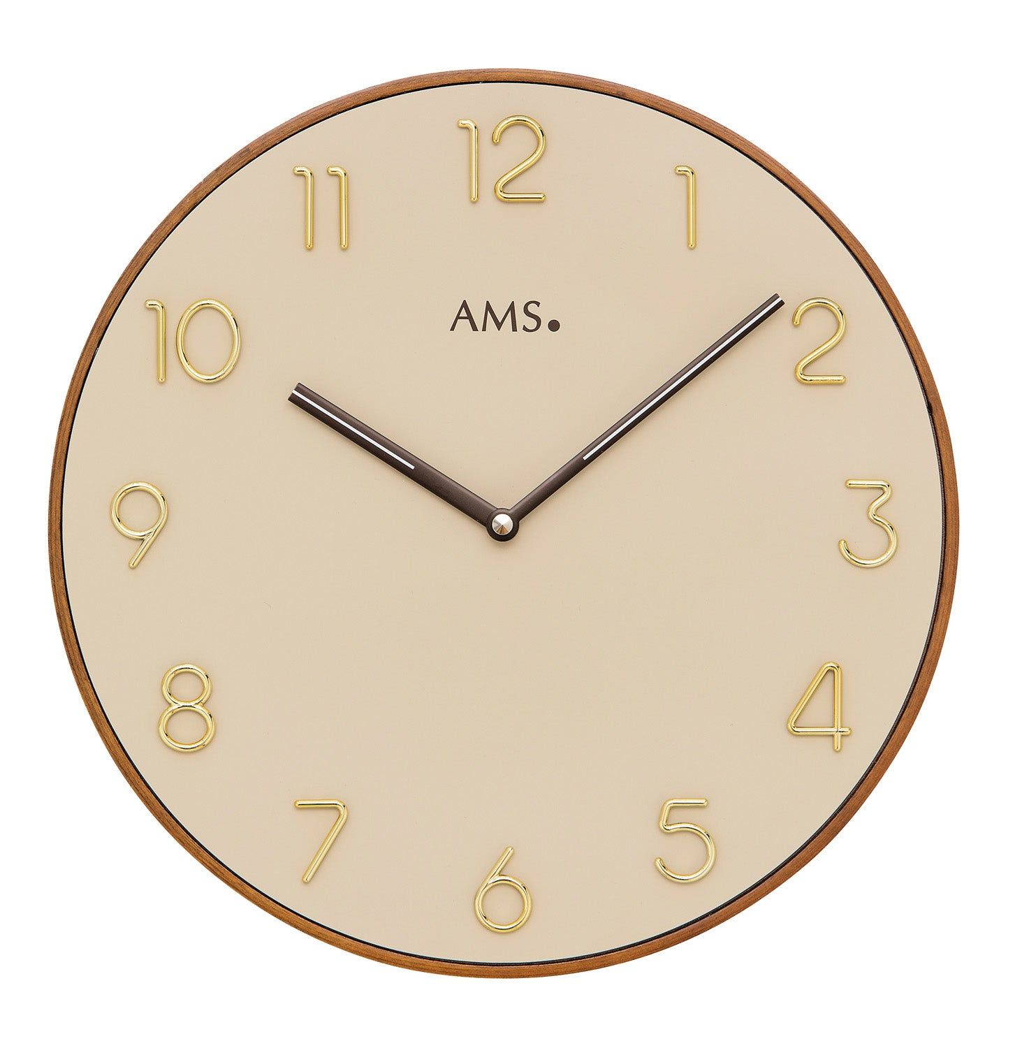 Horloge murale ronde en bois avec cadran beige et chiffres dorés appliqués, mouvement à quartz.