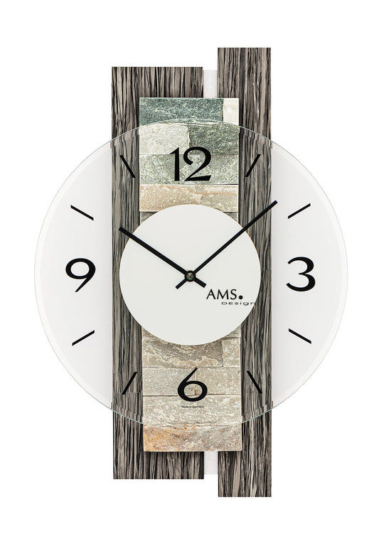 Horloge murale avec décor en bois, cadran blanc et aiguilles noires, logo AMS