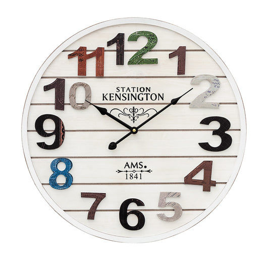 Horloge murale ronde avec boîtier en bois blanc, chiffres appliqués et aiguilles noires