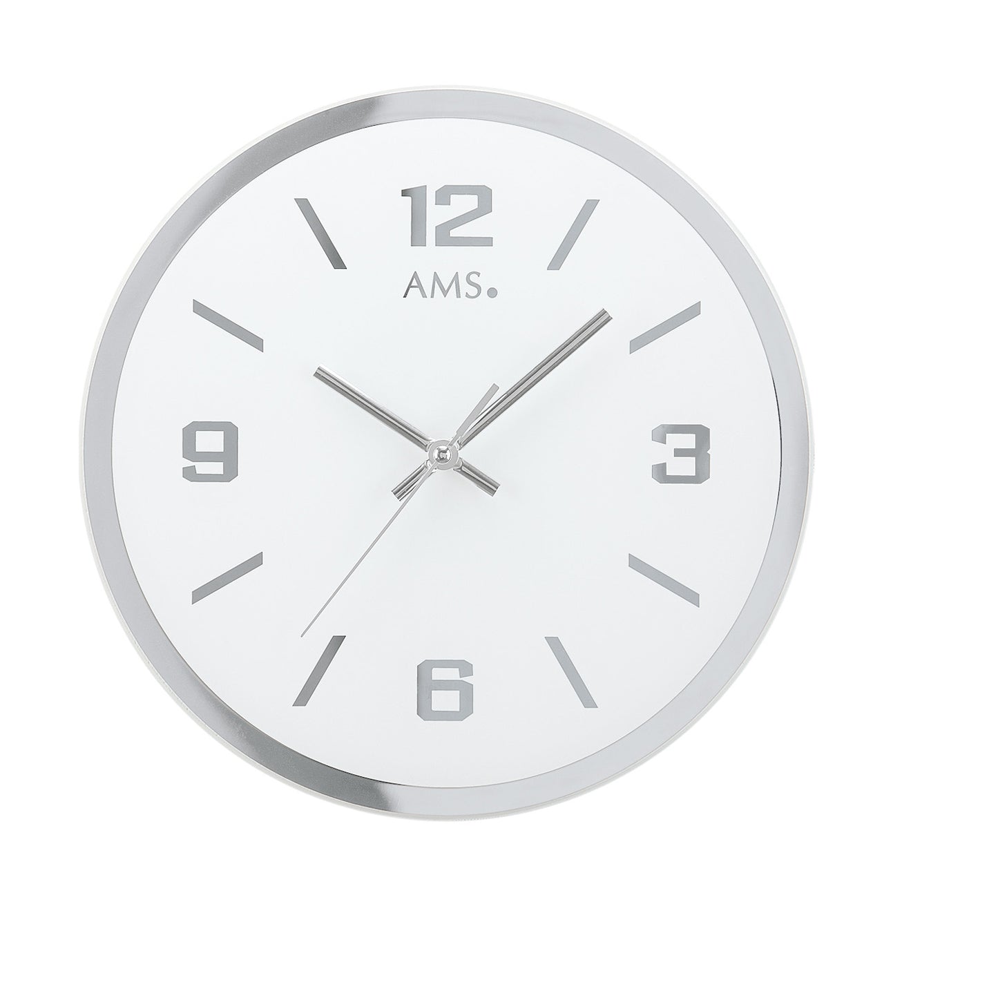 Horloge murale ronde avec cadran blanc, cadre argenté et chiffres index de 1 à 12.