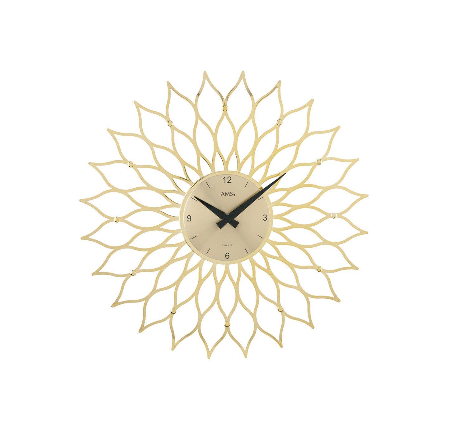 Horloge murale avec cadre métallique en forme de fleur et cadran blanc, détails dorés