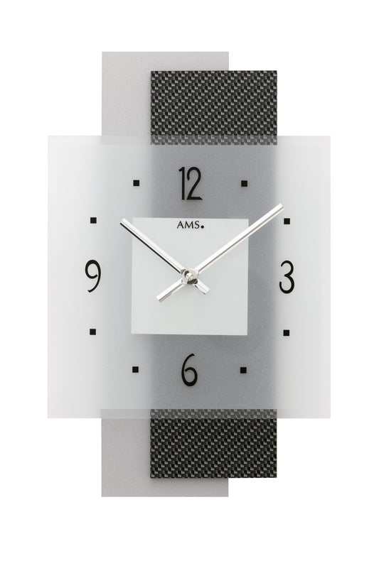 Horloge murale avec cadran blanc, chiffres noirs et aiguilles argentées