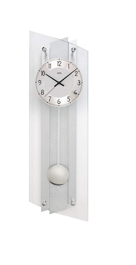 Horloge murale avec pendule : boîtier rectangulaire argenté, cadran analogique sous verre
