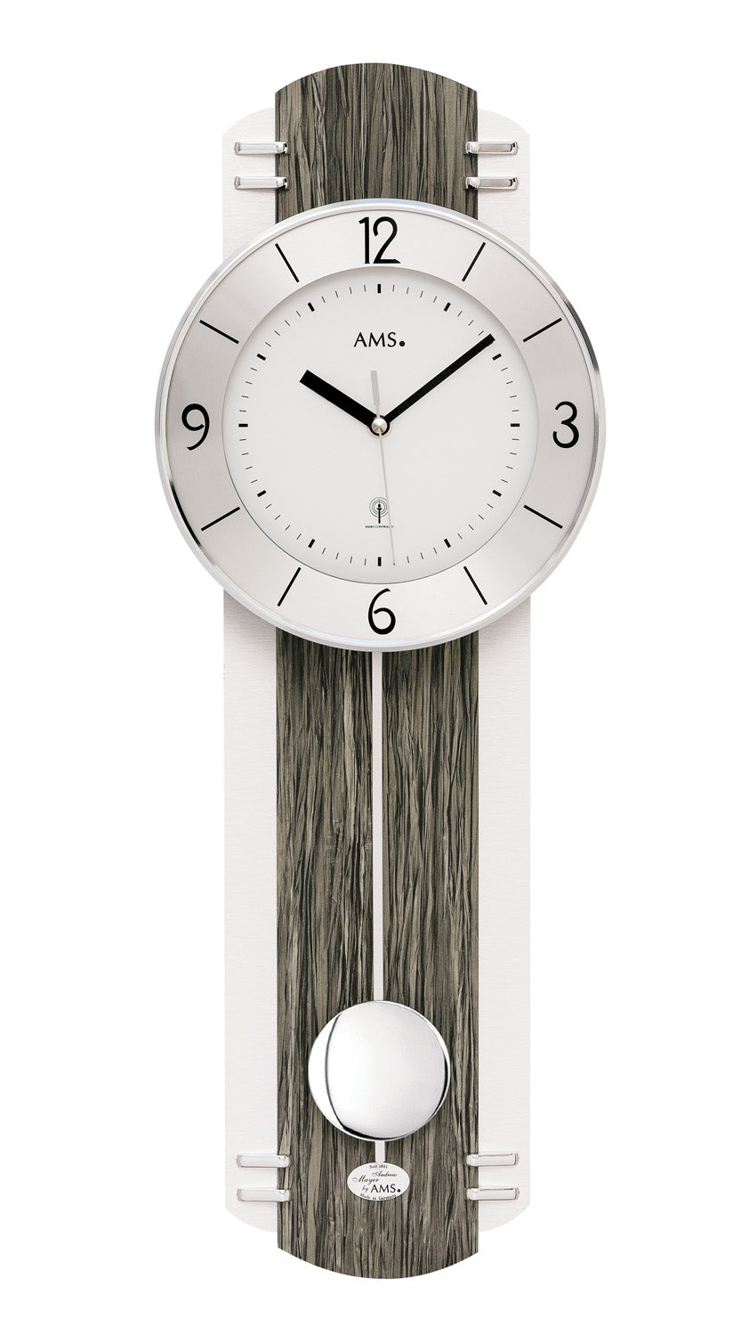 Horloge murale en bois avec cadran blanc, chiffres arabes et pendule visible