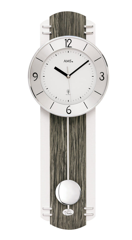 Horloge murale en bois avec cadran blanc, chiffres arabes et pendule visible