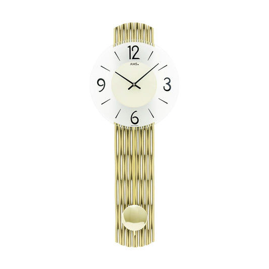 Horloge murale avec cadran blanc et boîtier de pendule doré, chiffres romains