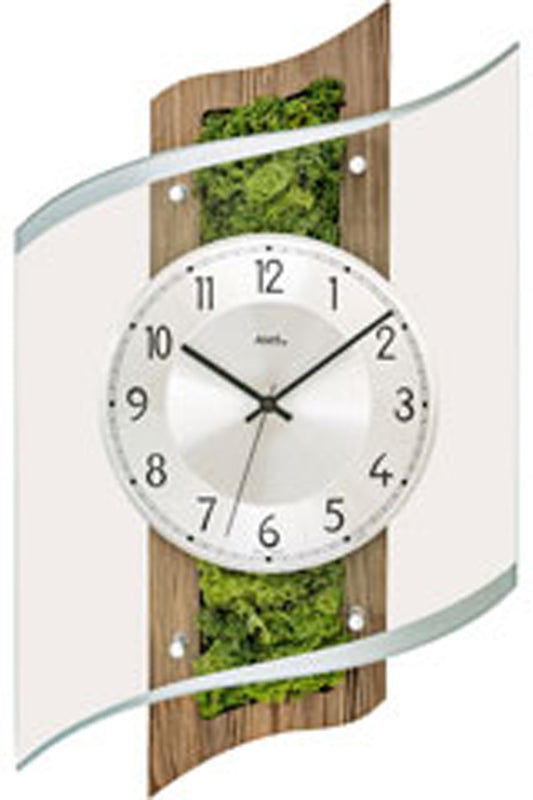 Horloge murale ronde avec cadre en bois, cadran blanc, aiguilles noires et chiffres arabes.