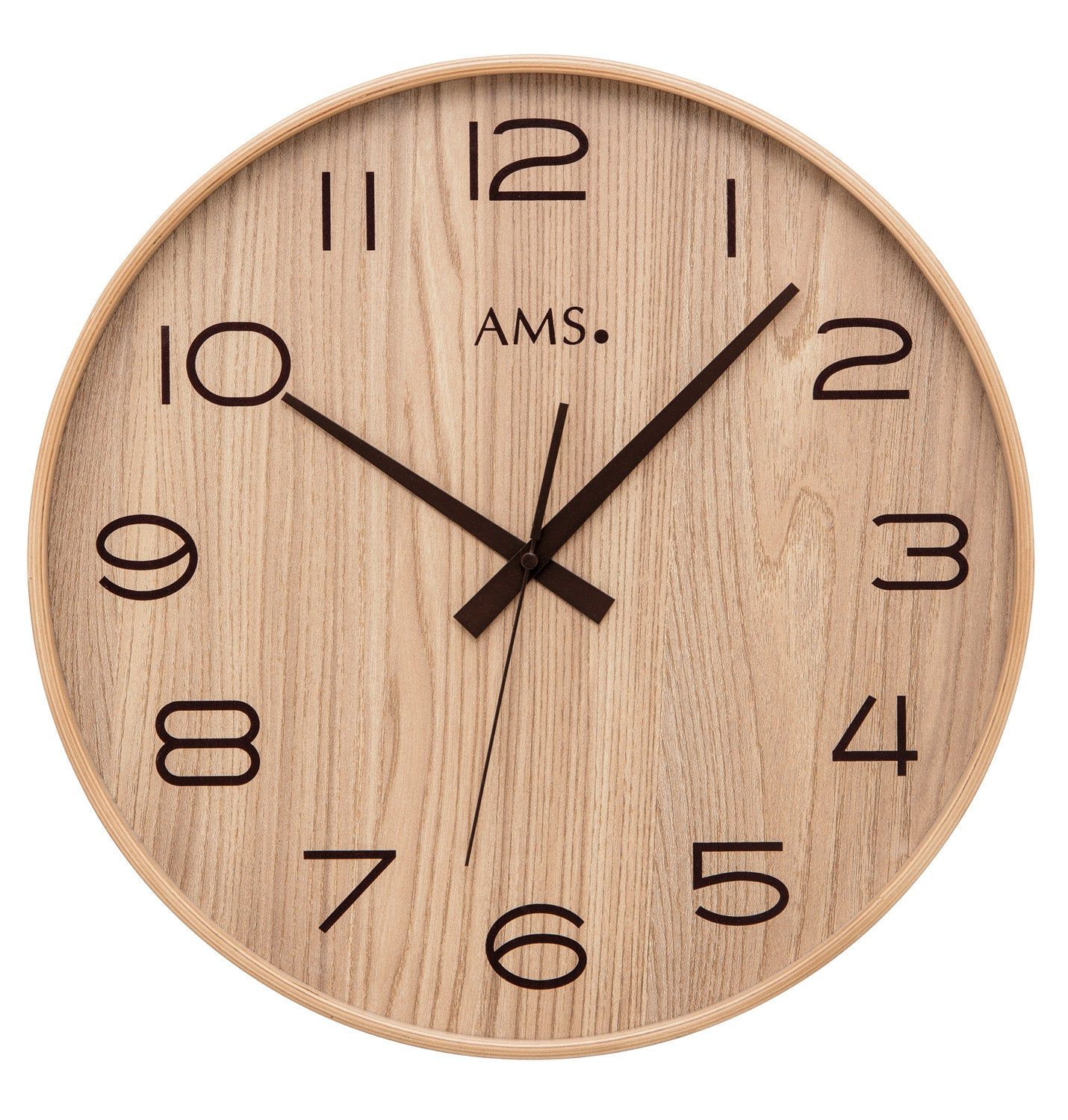 Horloge murale avec boîtier en bois clair, chiffres et aiguilles noirs, et inscription AMS