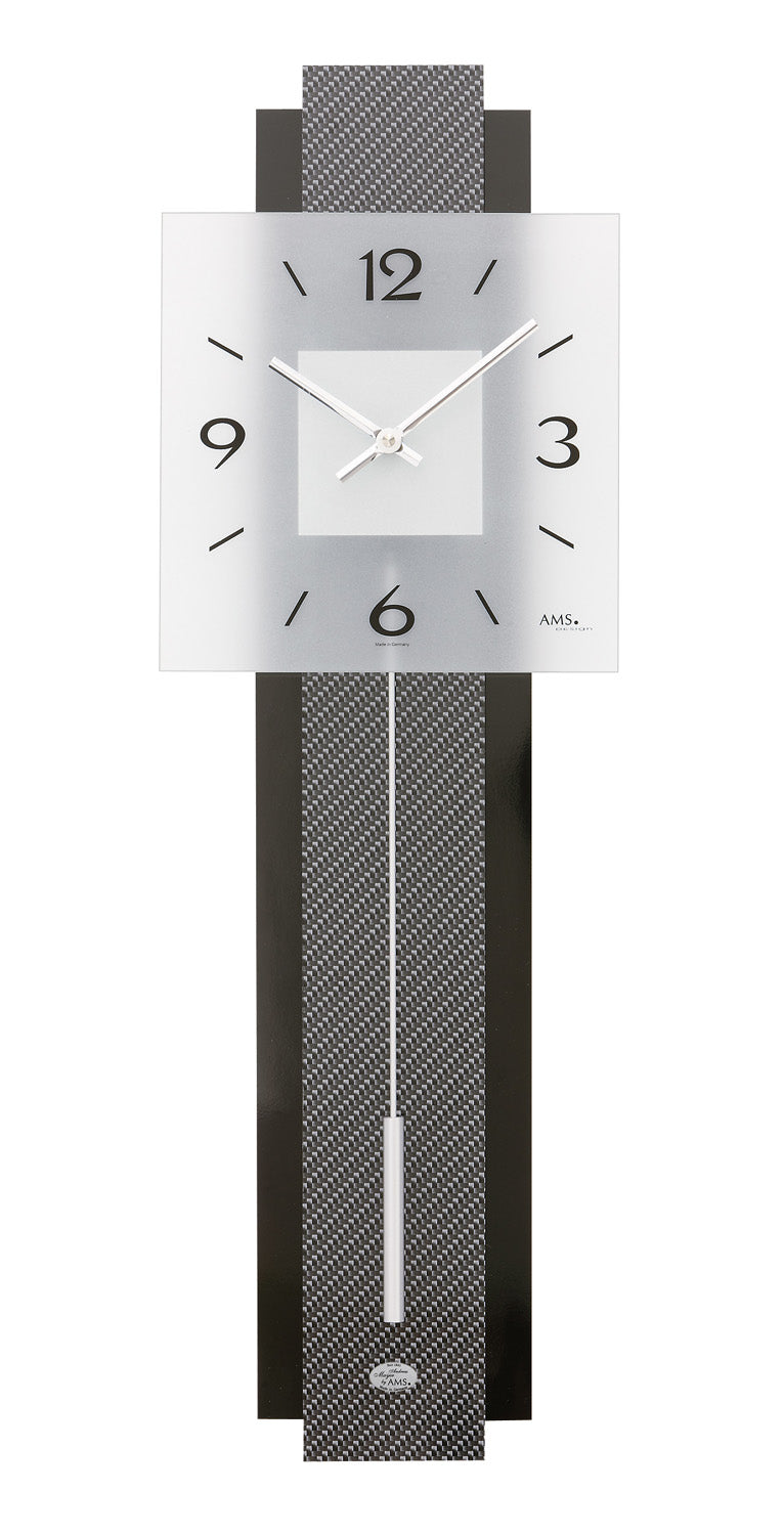 Horloge murale avec cadran blanc, éléments noirs en carbone et balancier