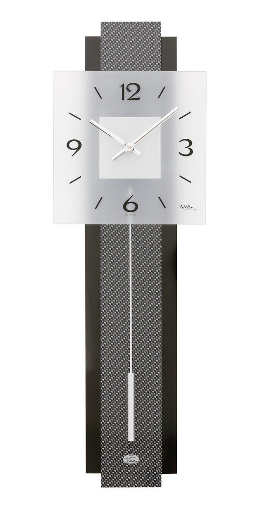 Horloge murale avec cadran blanc, éléments noirs en carbone et balancier