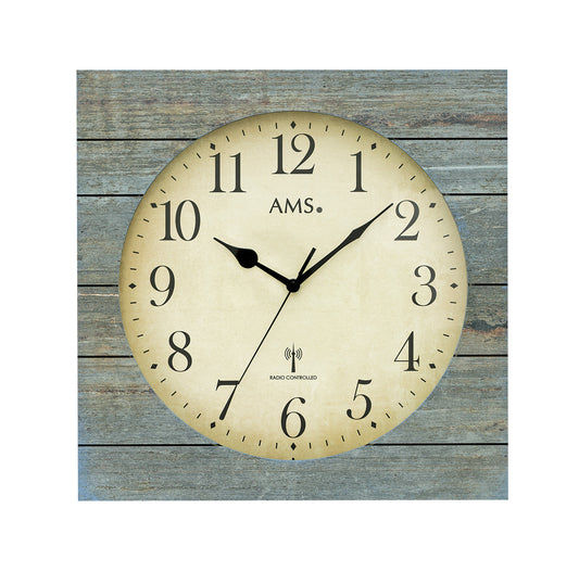 Horloge murale ronde avec boîtier aspect bois, finition grise, cadran beige, aiguilles noires