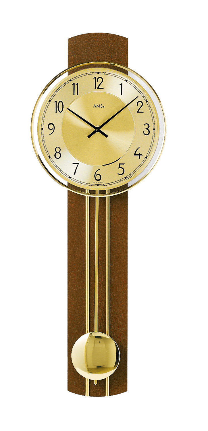 Horloge murale avec cadran rond, aiguilles noires et pendule dans un boîtier en noyer