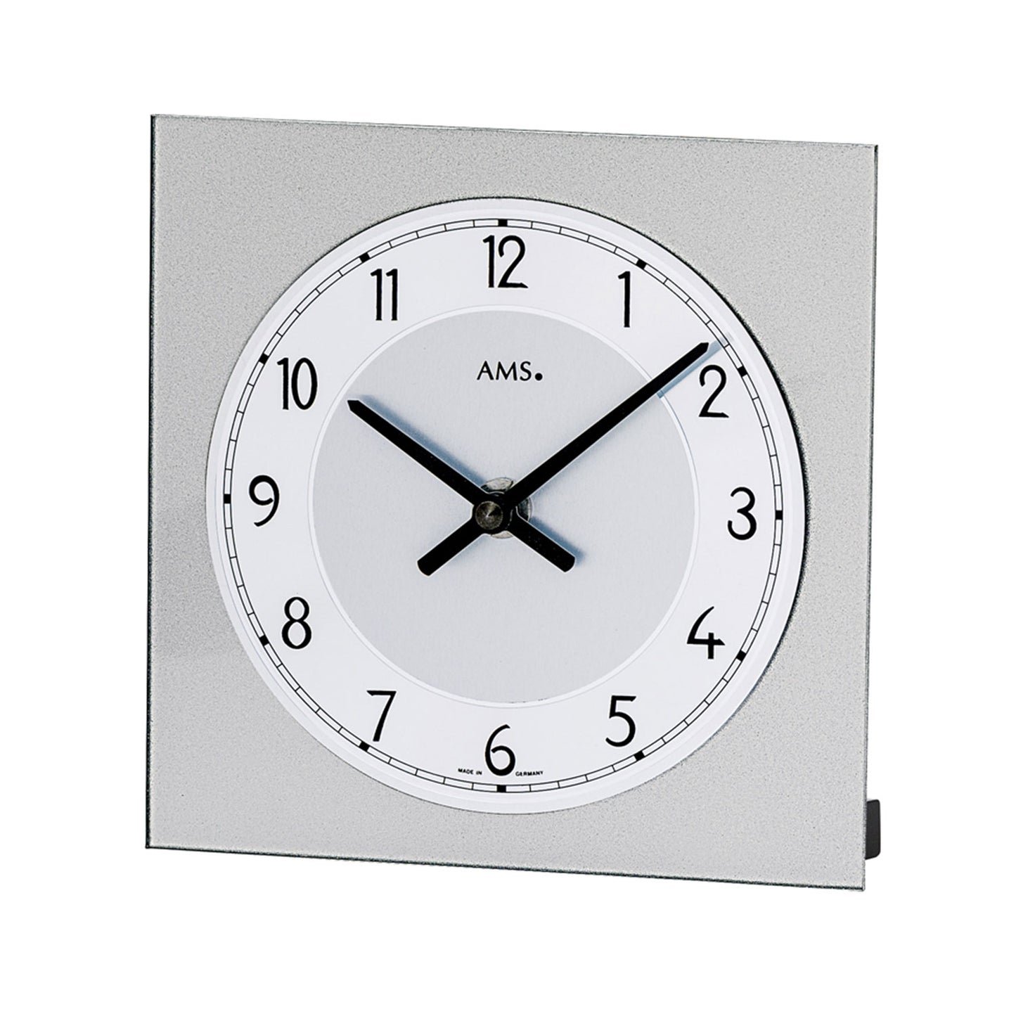 Horloge de table argentée avec cadran rond et aiguilles noires