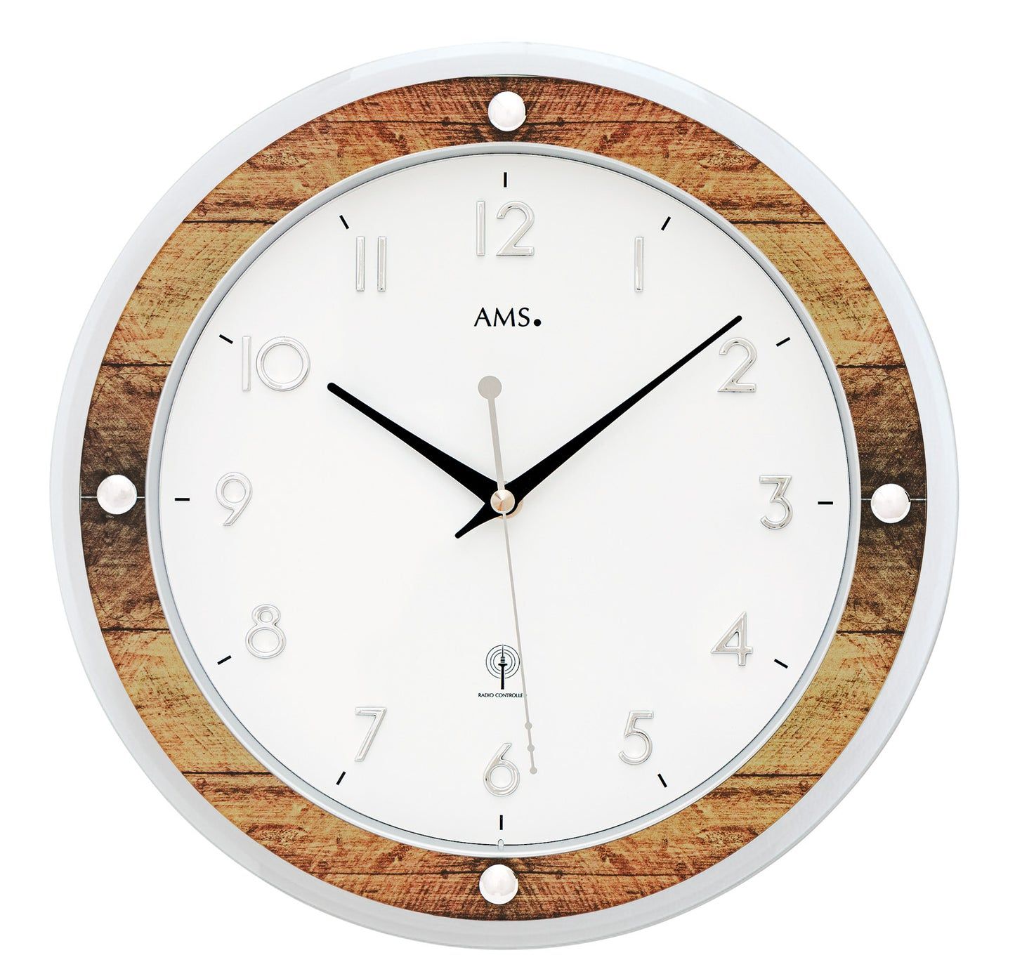 Horloge murale avec cadran blanc et cadre en bois marron, aiguilles argentées et chiffres arabes