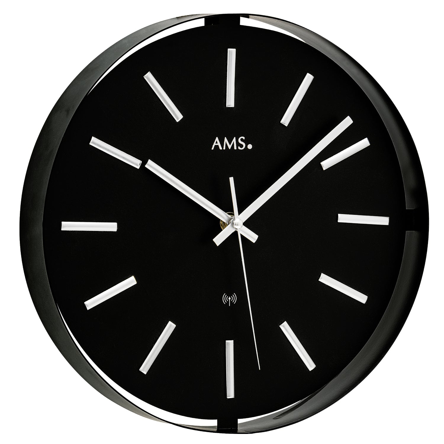 Horloge murale noire avec index et aiguilles argentés, logo AMS sur le cadran