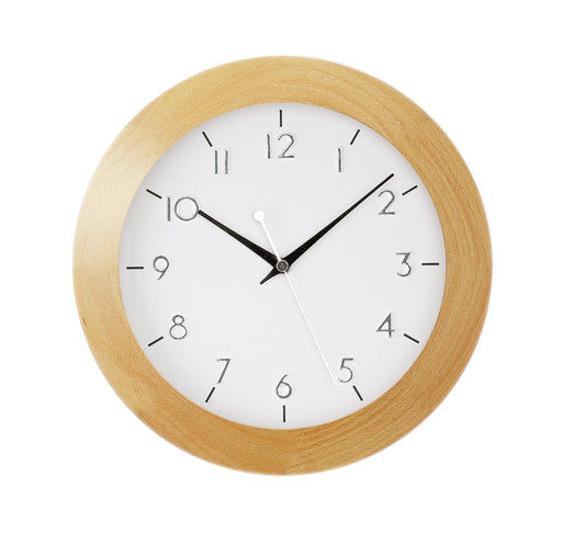 Horloge murale ronde en hêtre avec cadran blanc et aiguilles noires