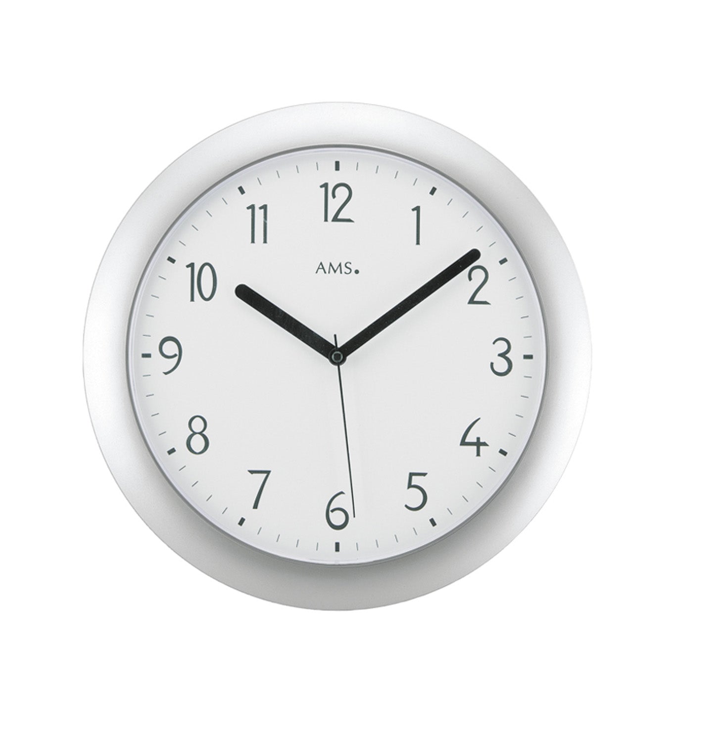 Horloge murale radio-pilotée avec boîtier en plastique argenté, cadran blanc et aiguilles noires