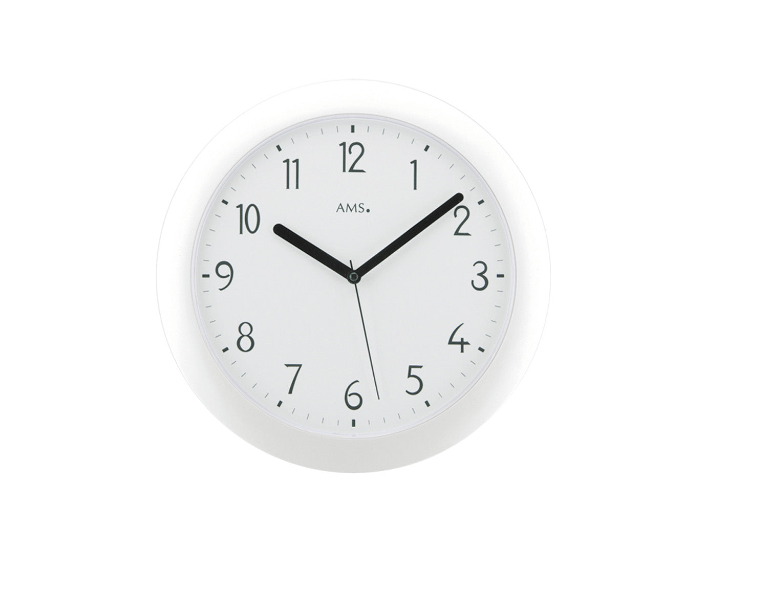 Horloge murale blanche avec boîtier en plastique, aiguilles et chiffres noirs